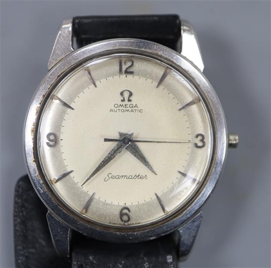 A gentlemans stainless steel Omega Seamaster automatic wrist watch (lacking winding crown), on associated strap.